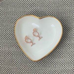 delicate whale tale earring (rose gold plated)